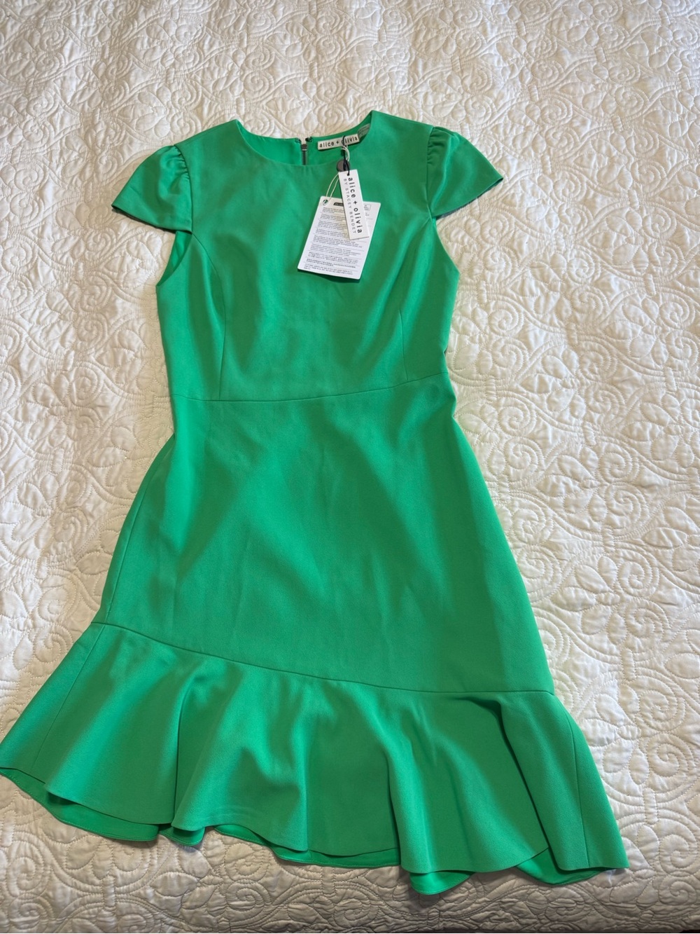 Alice + Olivia Bright Green ruffle hem dress New NWT size 2